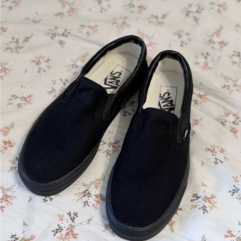 *BRAND NEW* Vans Black Canvas Slip-Ons
